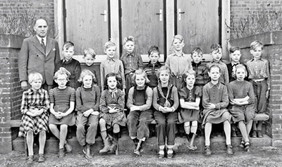 Lærer Emborg med sin 1. A klasse på Brørup Skole